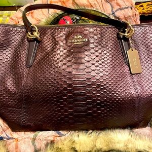 AUTHENTIC COACH BAG.